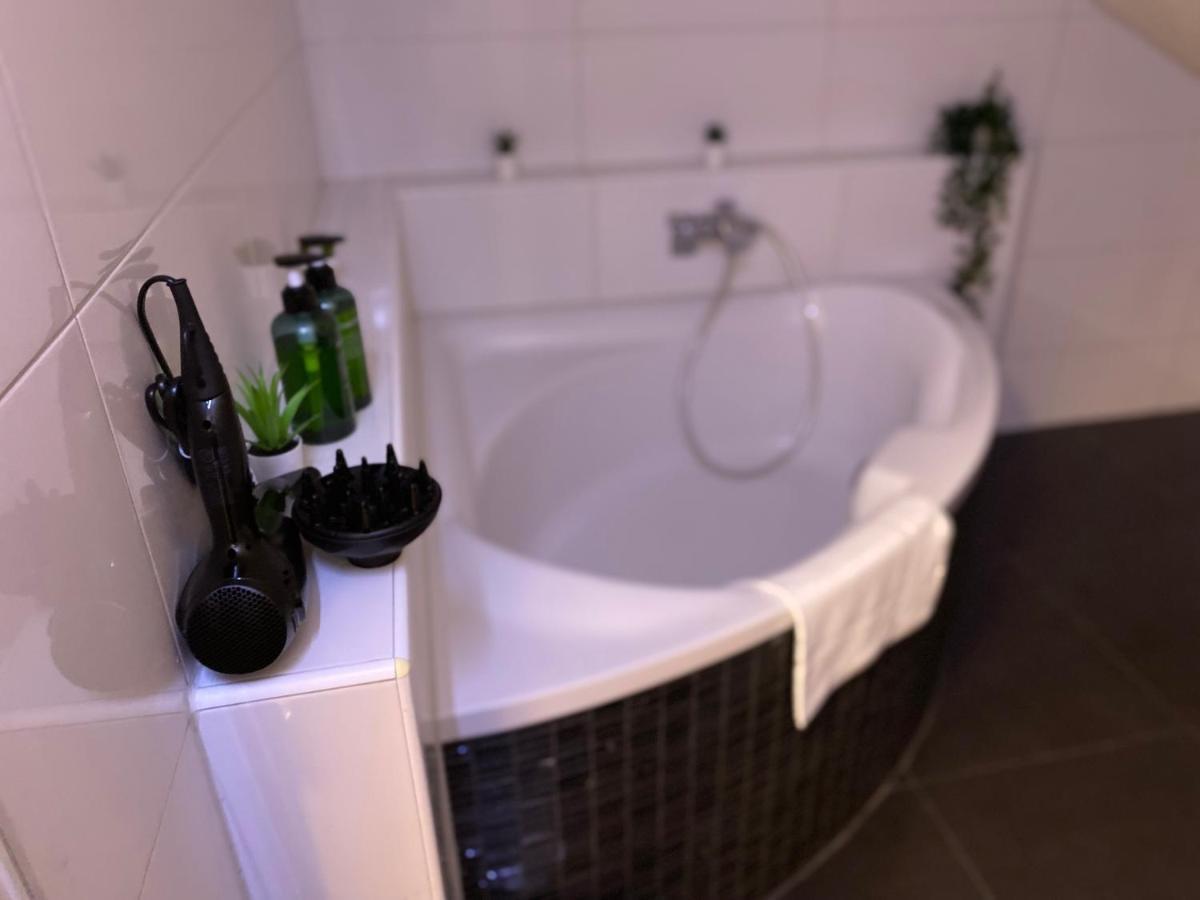 Deluxe Business Mit Netflix Premium & Parkplatz, Zentral Zu Audi & Schwarz Gruppe With 2 Bedrooms Bad Friedrichshall